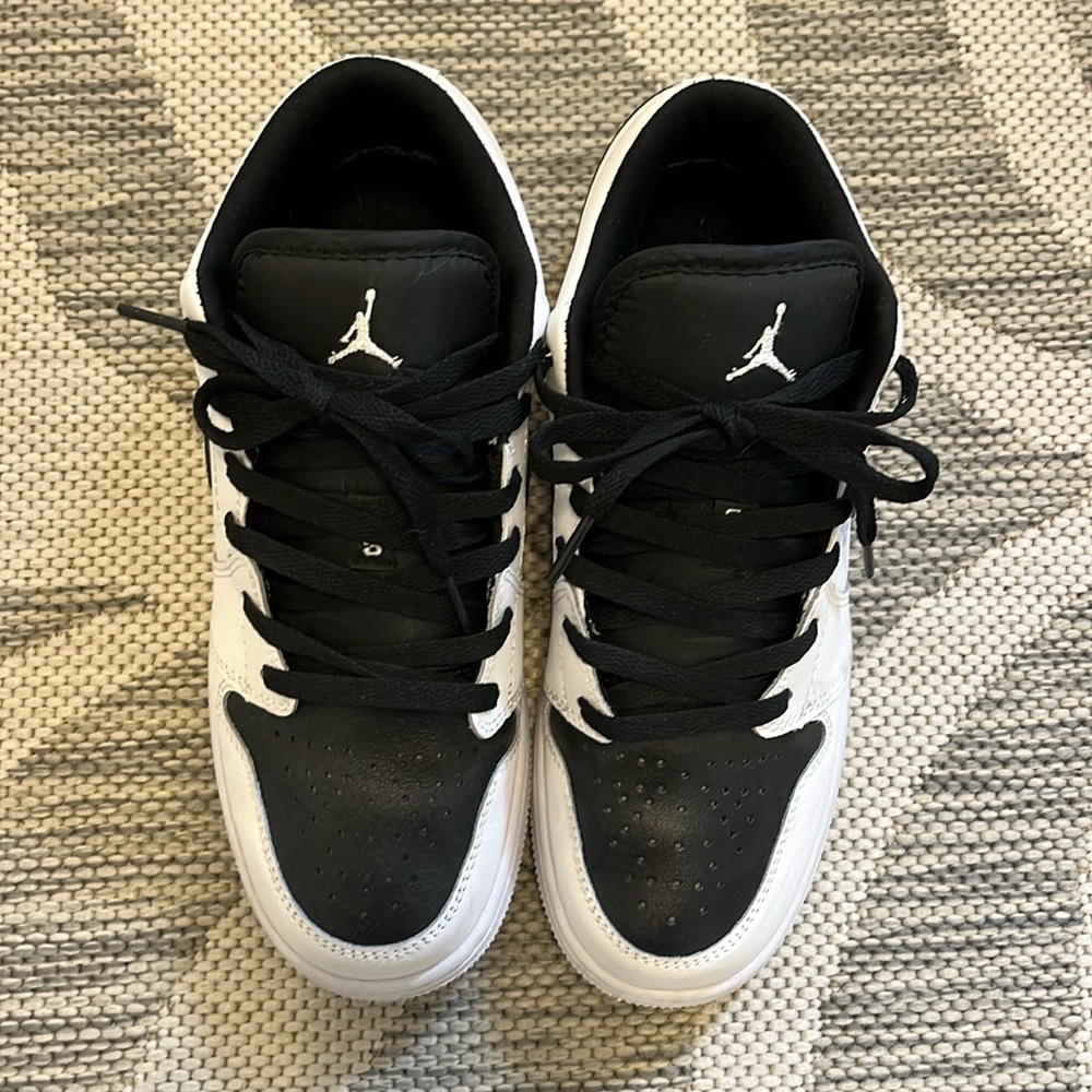 Black and white low Nike air Jordan’s 1